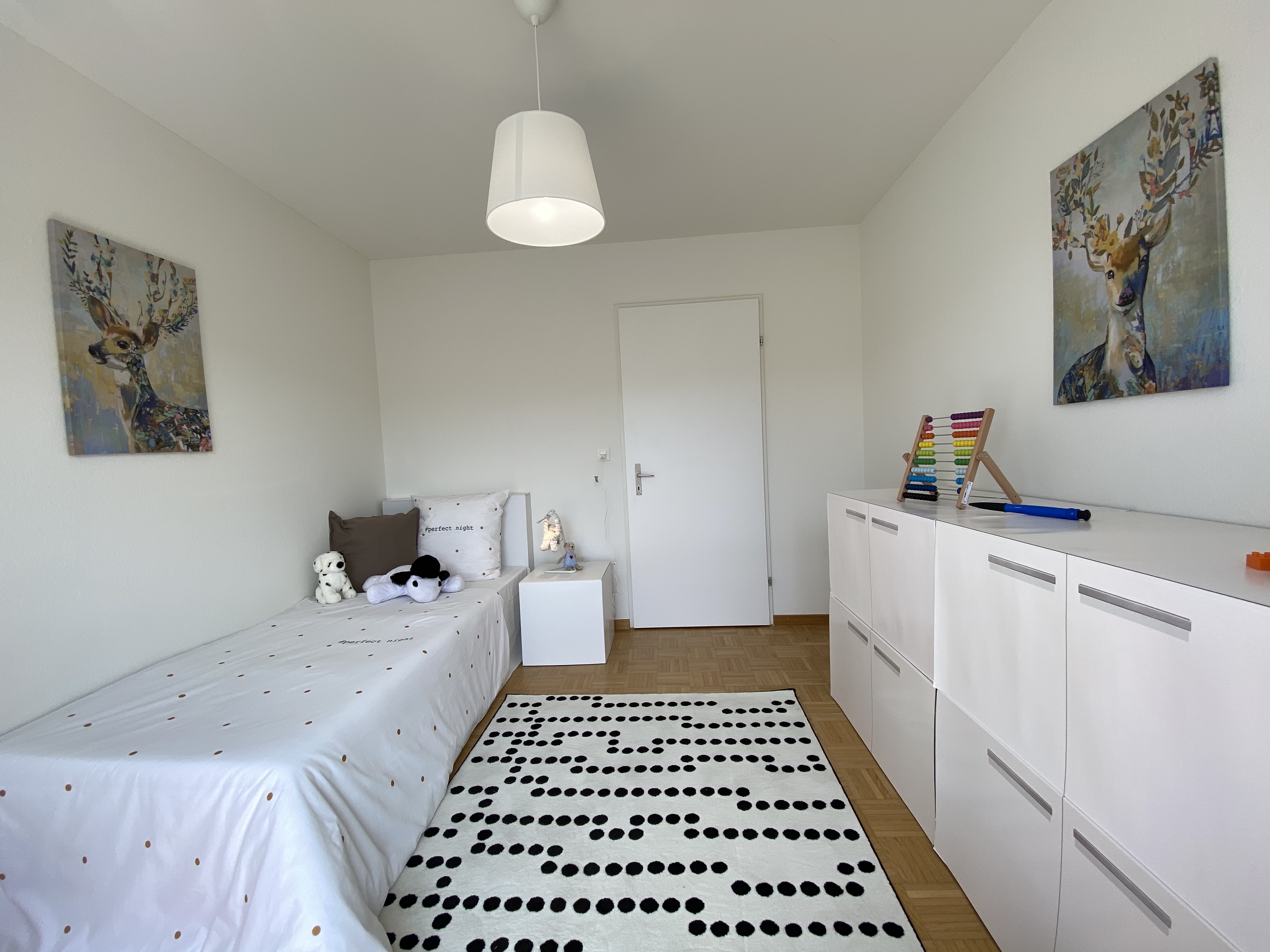 Kinderzimmer mit Einzelbett und Stauraum