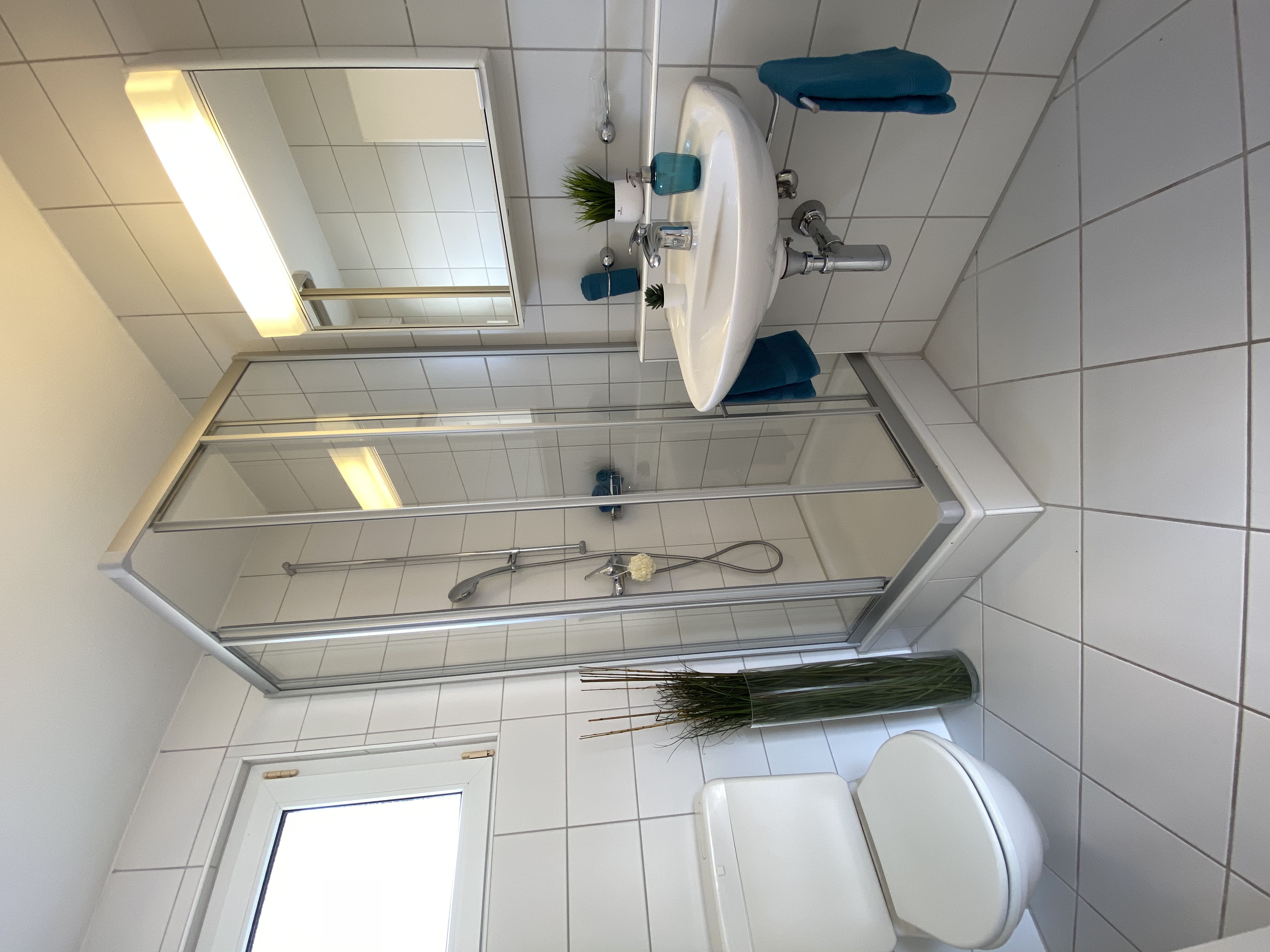 Modernes Badezimmer mit Dusche und Waschbecken