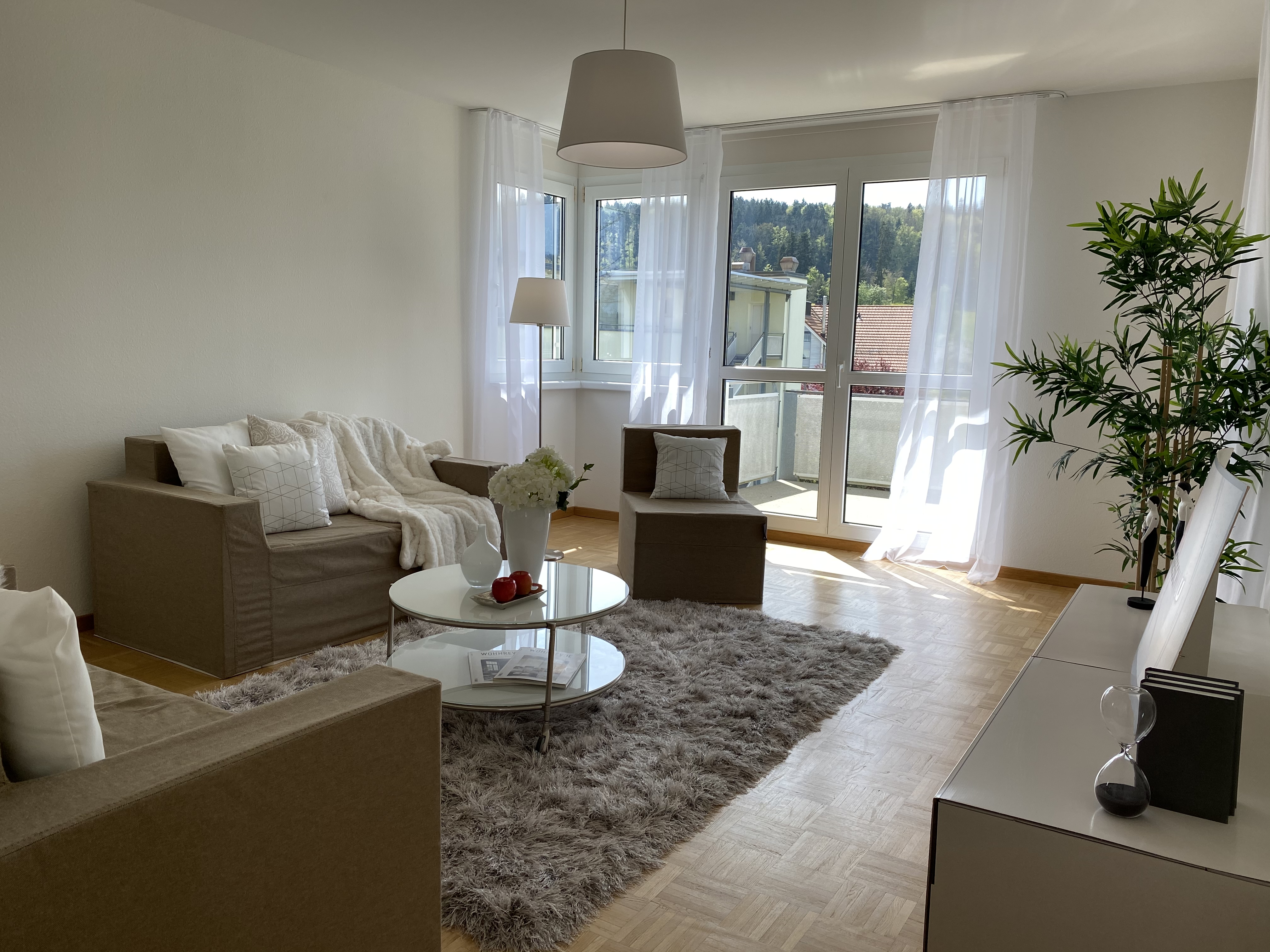 Helles Wohnzimmer mit Balkonblick