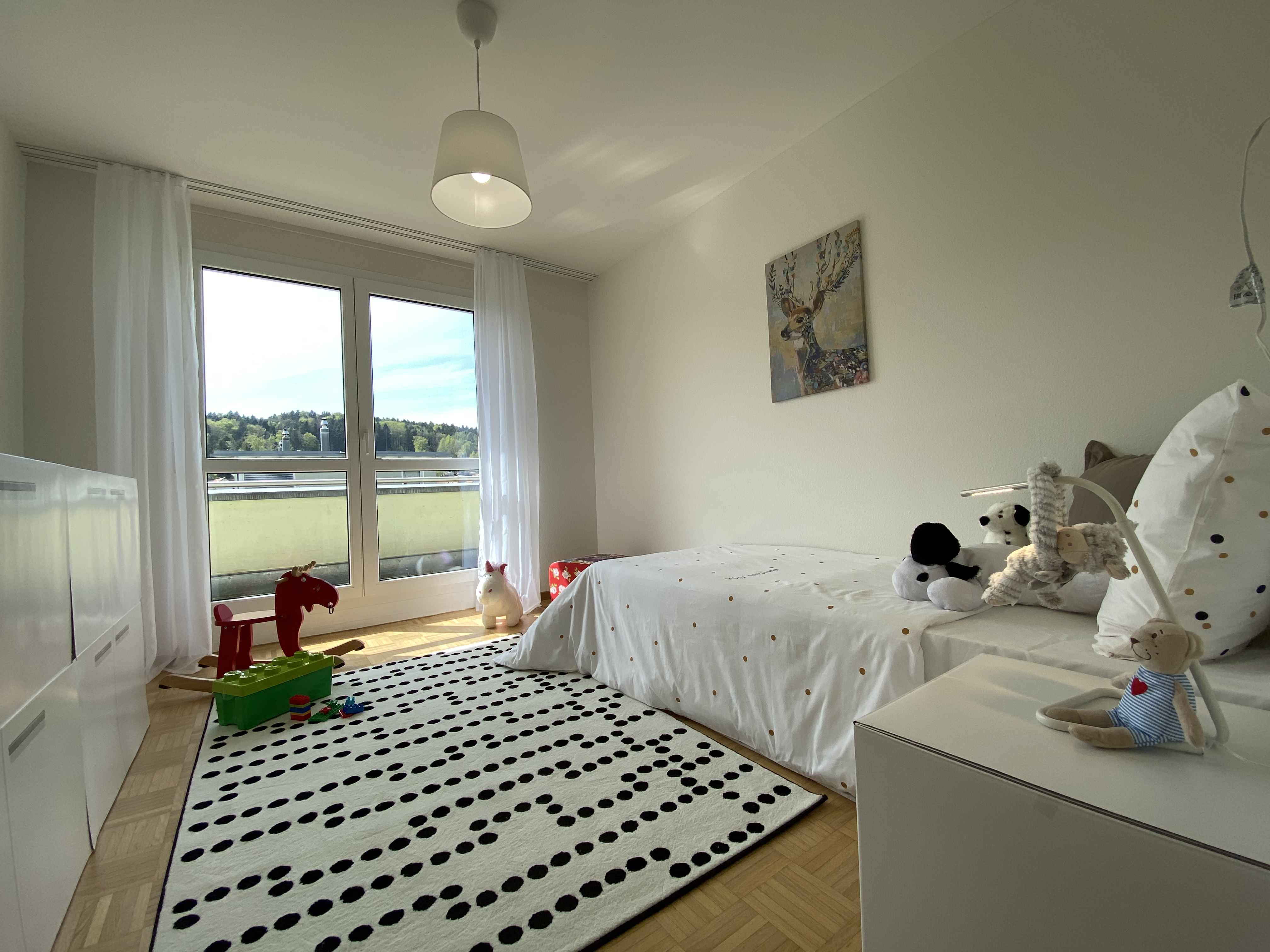 Helles Kinderzimmer mit Balkonblick