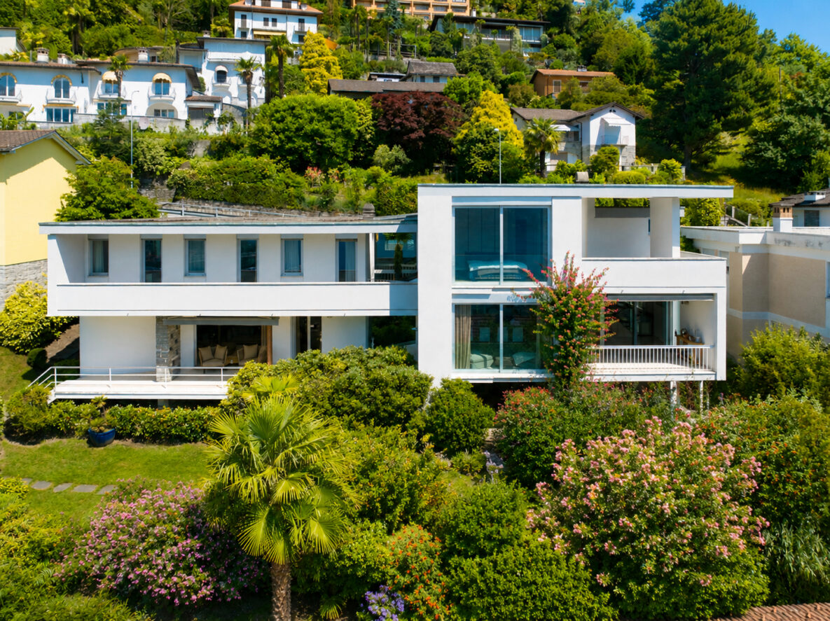 Moderne Villa in grüner Hanglage