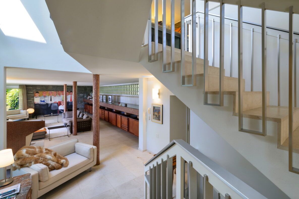 Großzügiges modernes Wohninterieur mit offener Treppe
