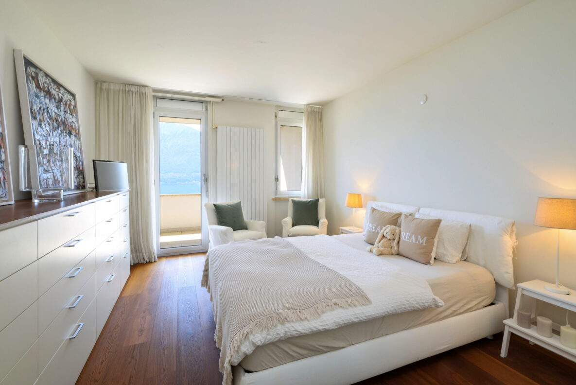 Helles Schlafzimmer mit Balkonblick