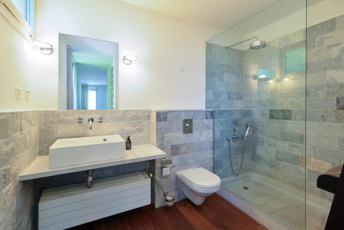 Modernes Badezimmer mit Walk-in-Dusche