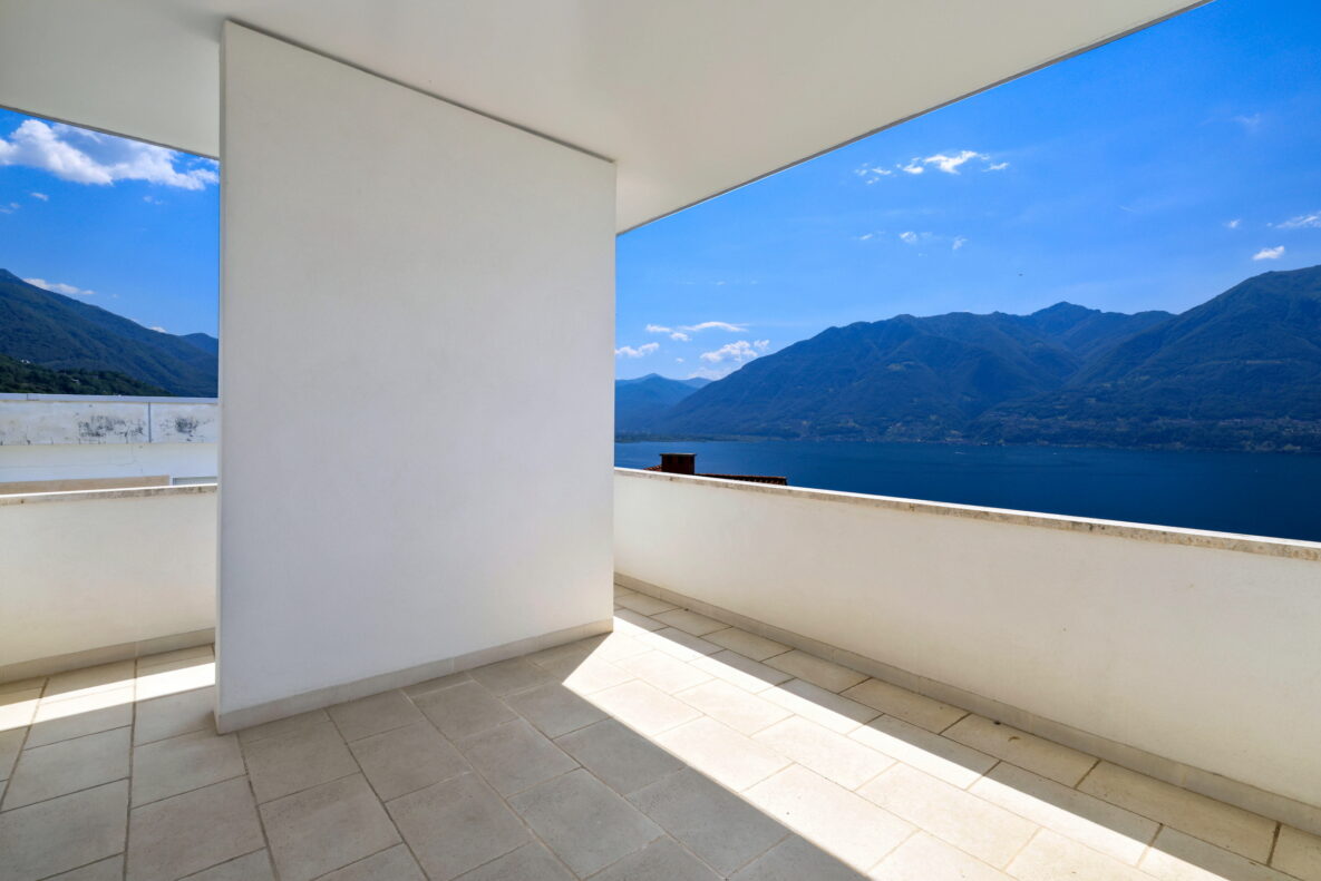 Balkon mit Seeblick und Bergpanorama