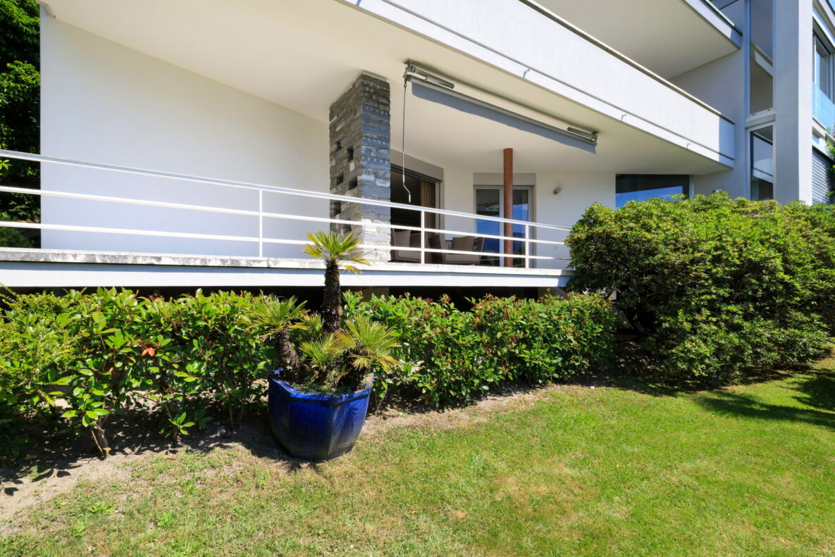 Moderne Außenansicht mit Balkon und Garten