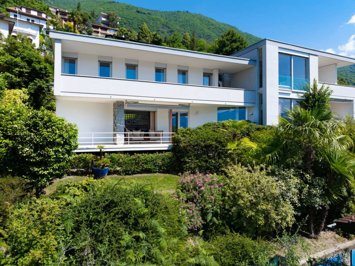 Moderne Villa mit Garten und Bergkulisse