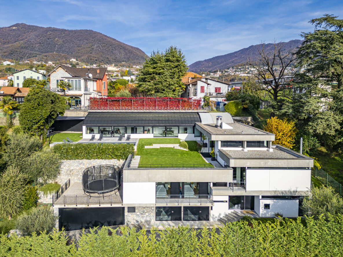 Modernes Hanghaus mit Garten und Bergblick