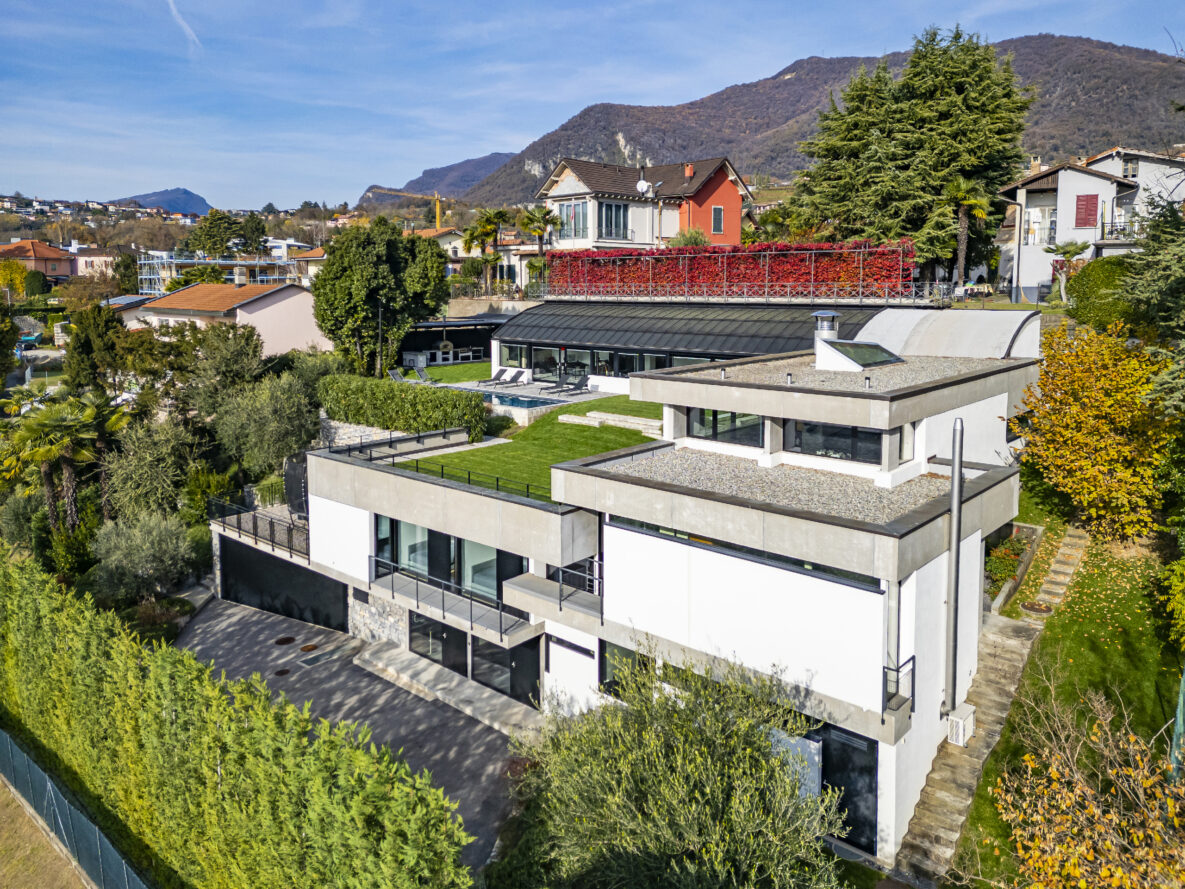 Moderne Villa in Hanglage mit Dachterrassen
