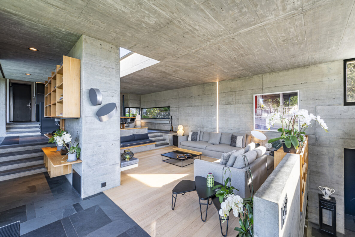Modernes Beton-Wohnzimmer mit Galerie