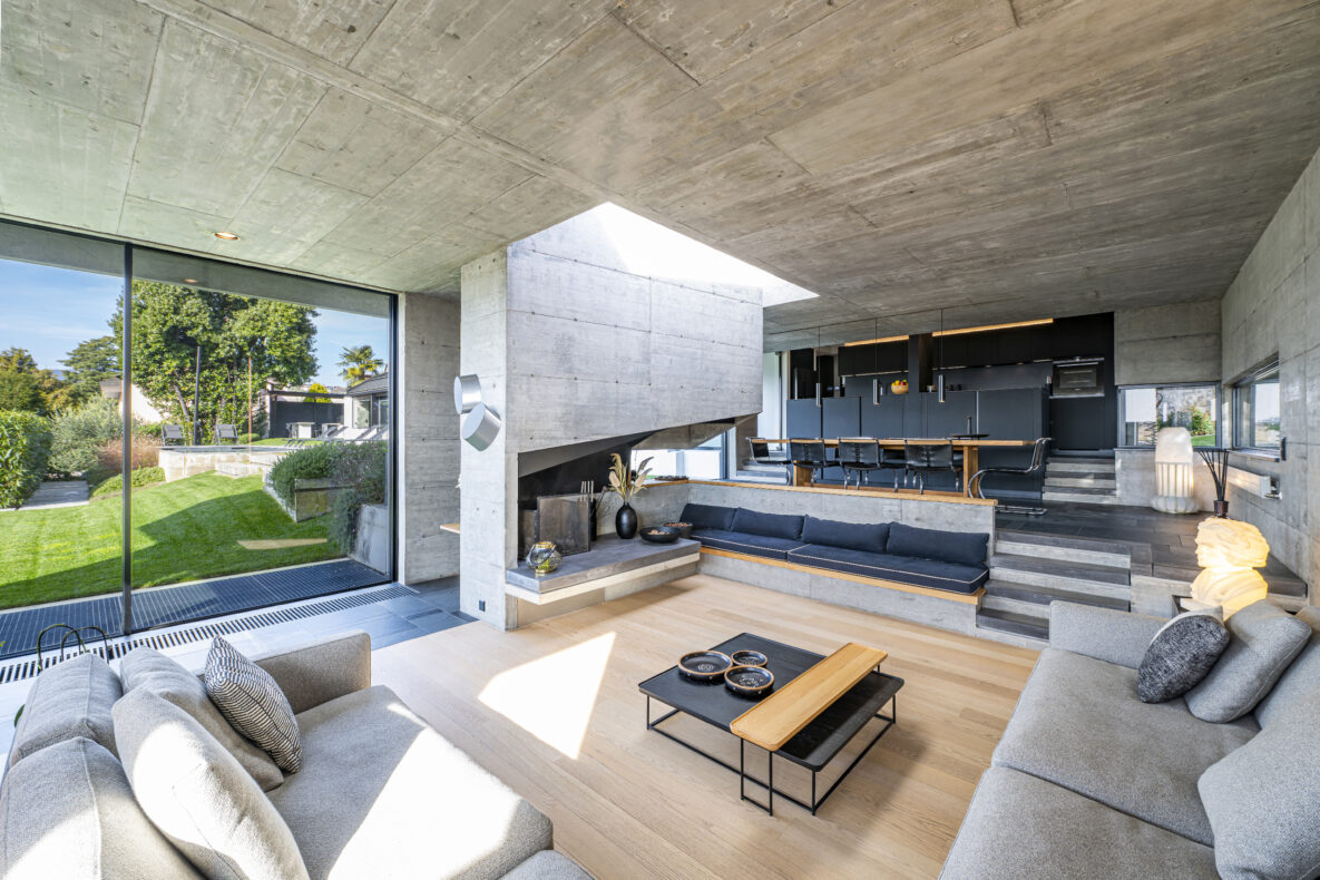 Modernes Wohninterieur mit Betonarchitektur