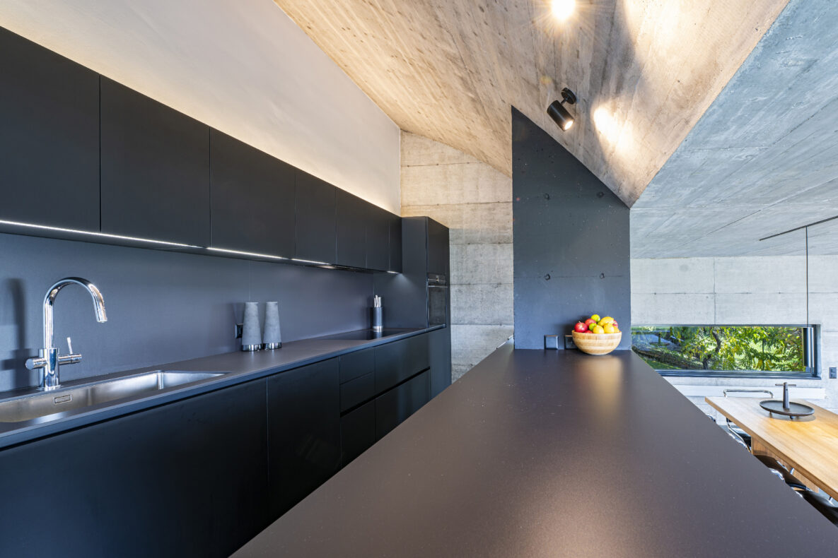 Moderne Küche mit Betonoberflächen