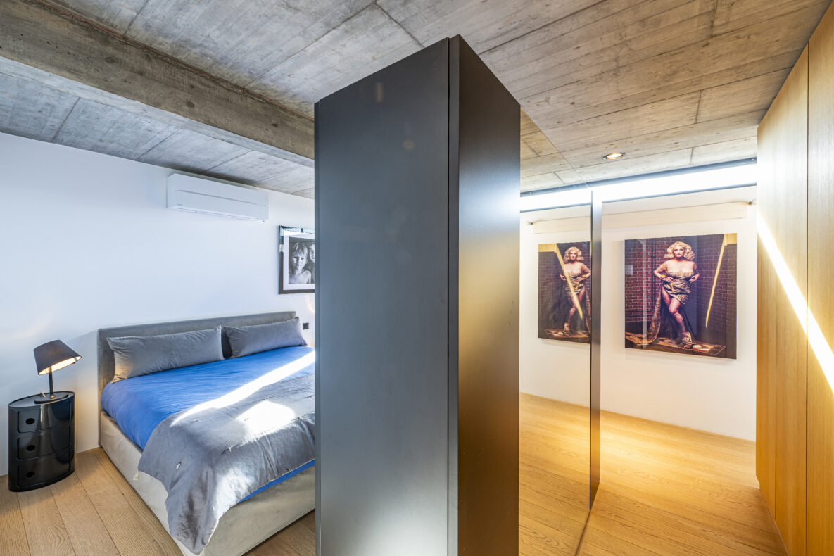 Modernes Schlafzimmer mit Betondecke und Einbauschrank