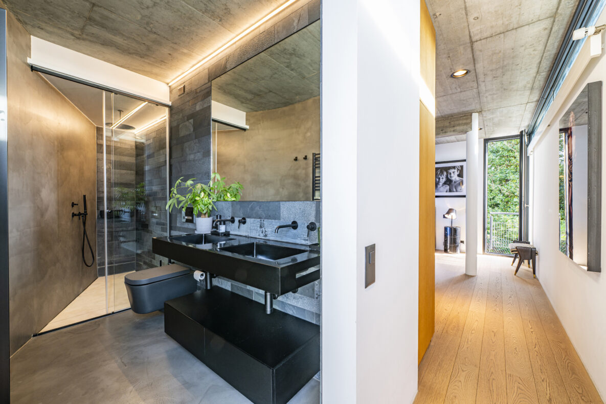 Modernes Badezimmer mit angrenzendem Flur