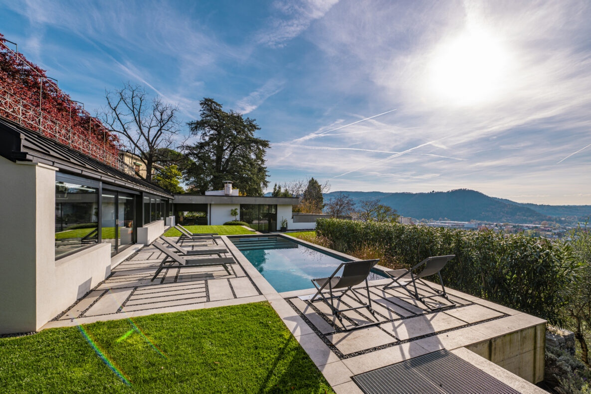 Luxuriöse Außenanlage mit Pool und Fernblick