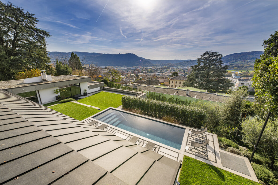 Außenansicht mit Pool und Panoramablick