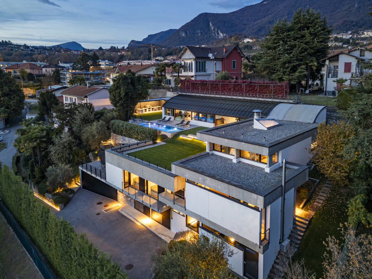 Modernes Anwesen mit Pool und Bergblick