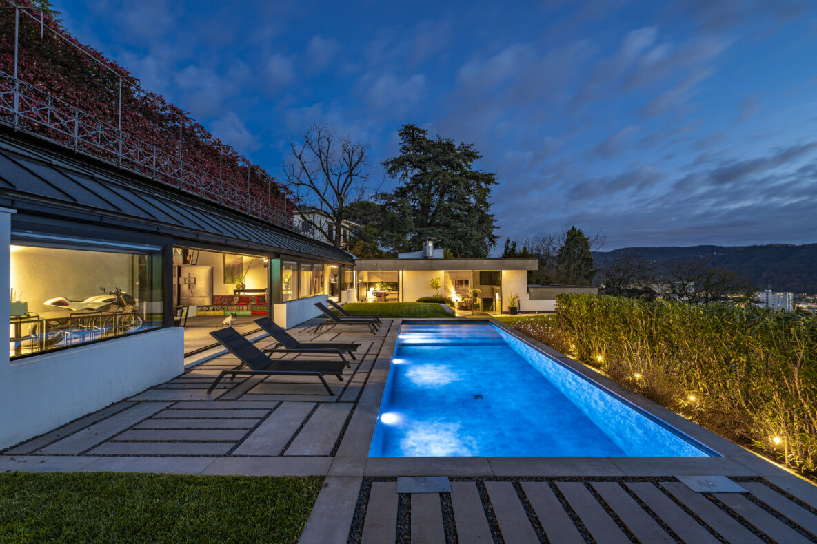 Moderne Villa mit beleuchtetem Pool