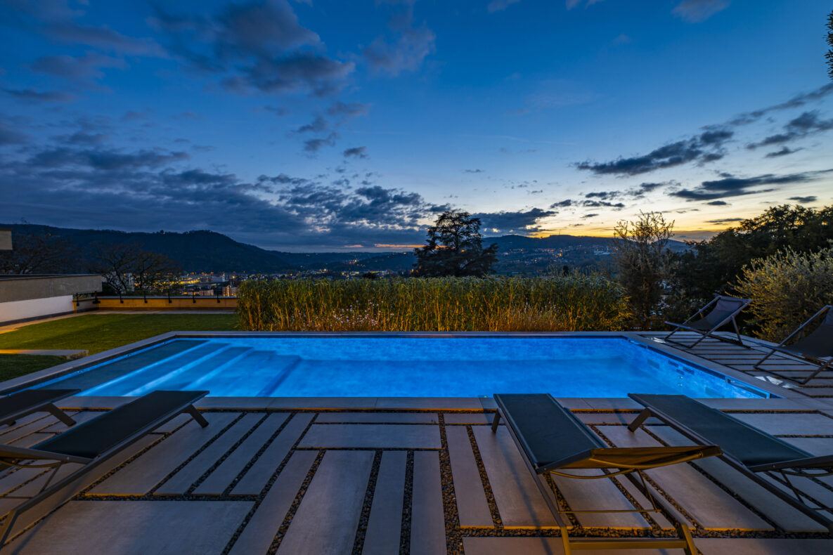 Poolterrasse mit Panoramablick bei Sonnenuntergang