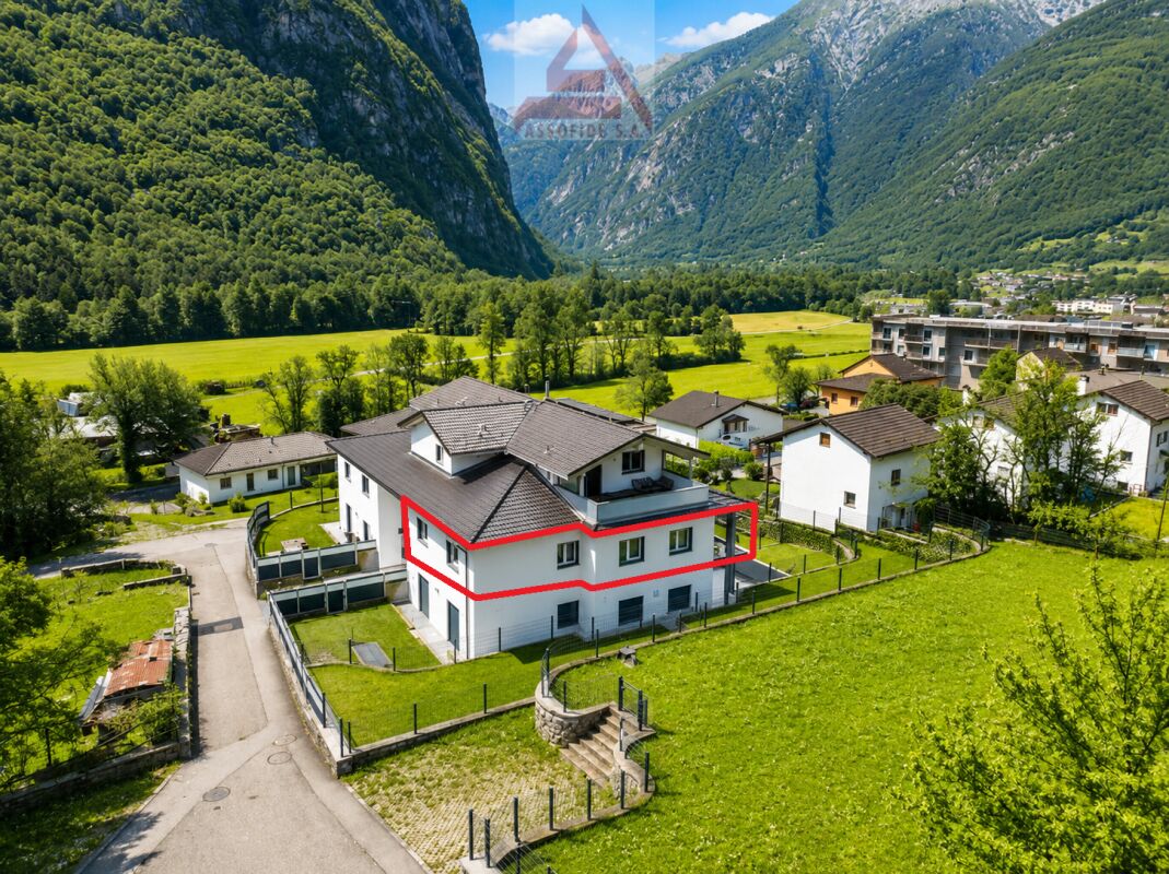 Alpenhaus mit Bergpanorama