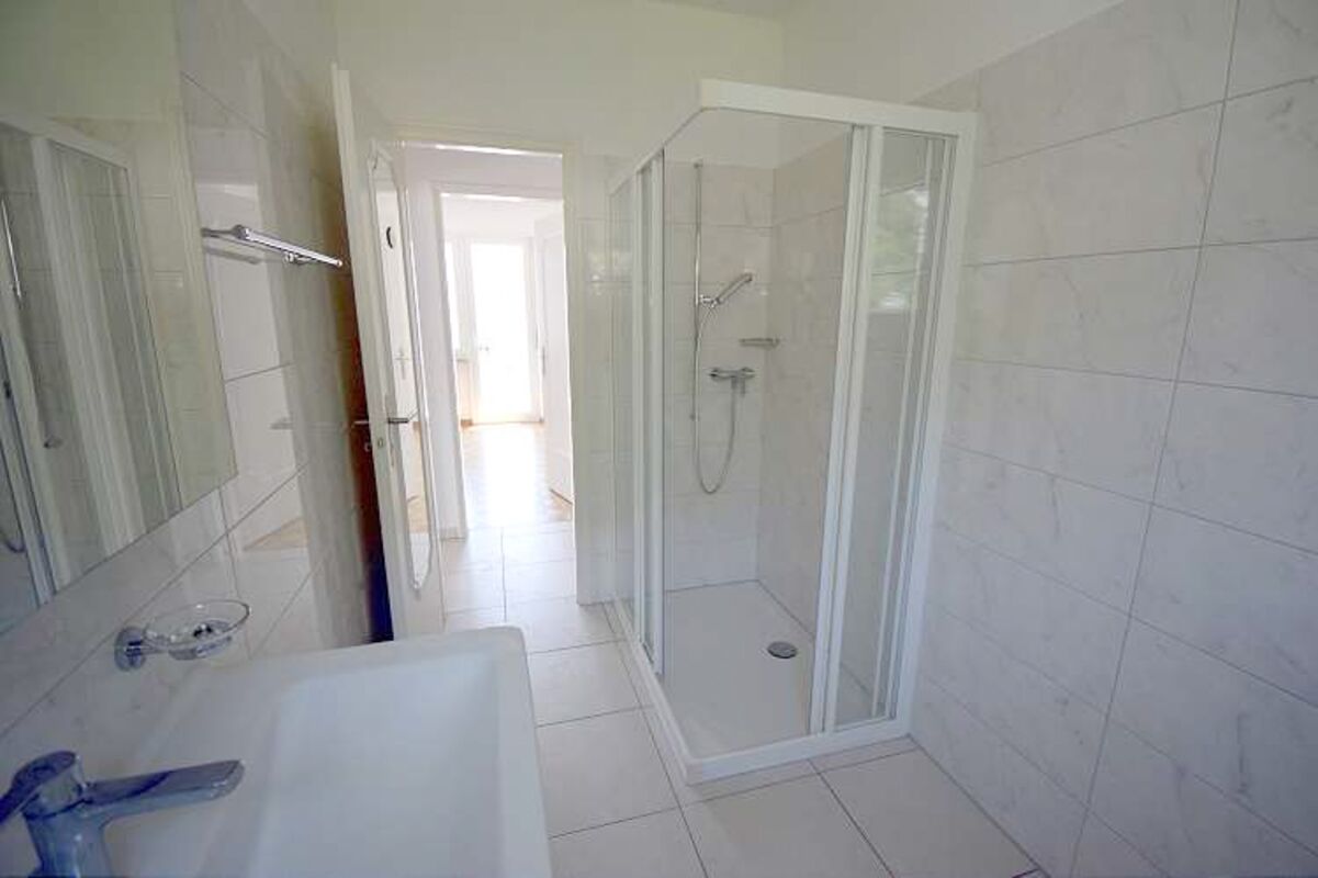 Modernes weißes Badezimmer mit Dusche