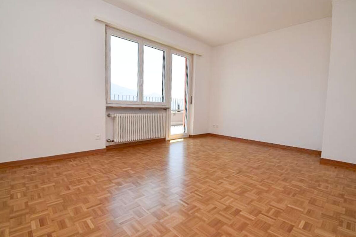 Heller leerer Wohnraum mit Balkonzugang