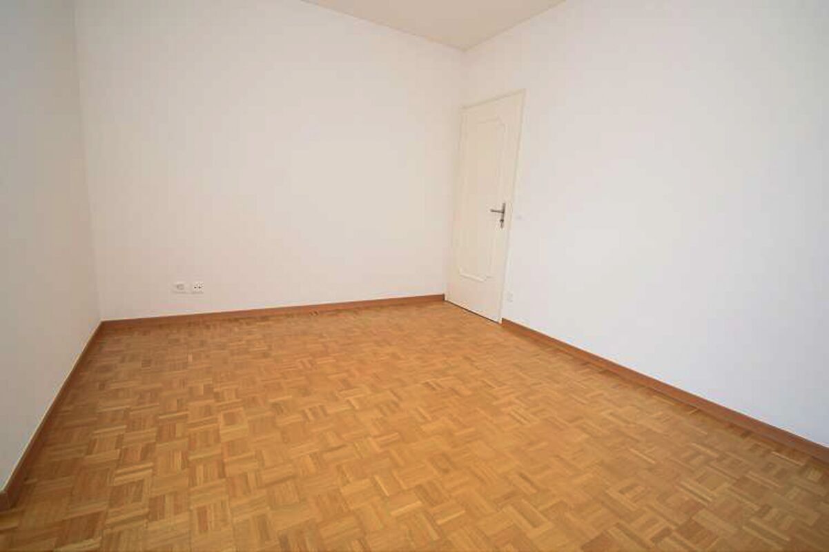 Leerer Wohnraum mit Parkettboden