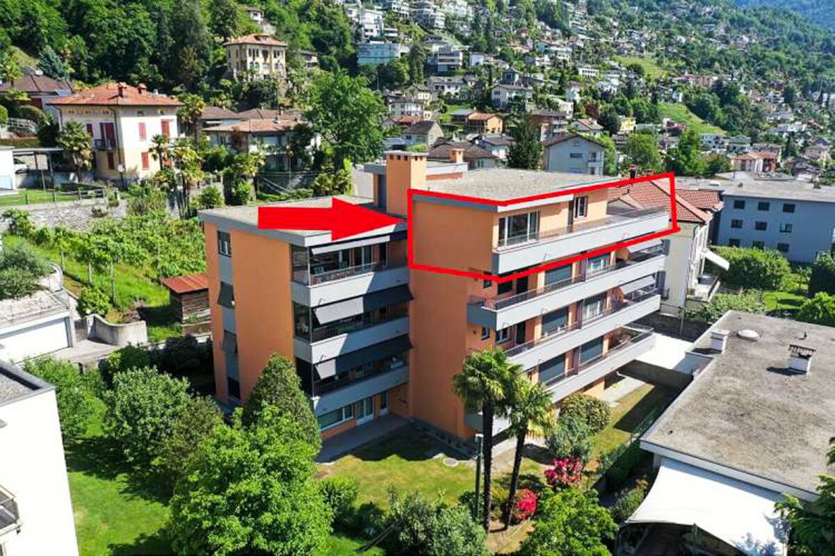 Antenne eines Mehrfamilienhauses in grüner Hanglage