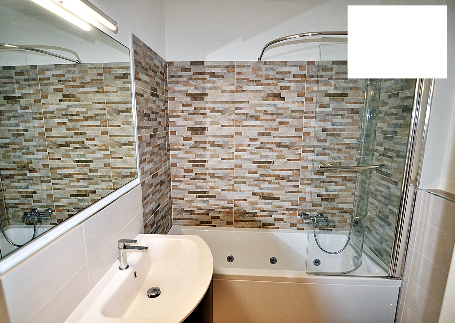 Modernes Badezimmer mit Badewanne und Glasduschabtrennung