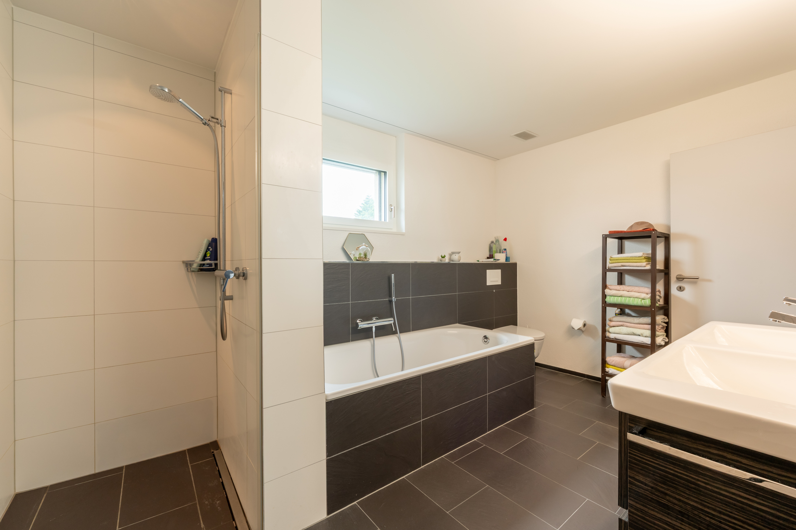 Modernes Badezimmer mit Dusche, Badewanne und Waschtisch