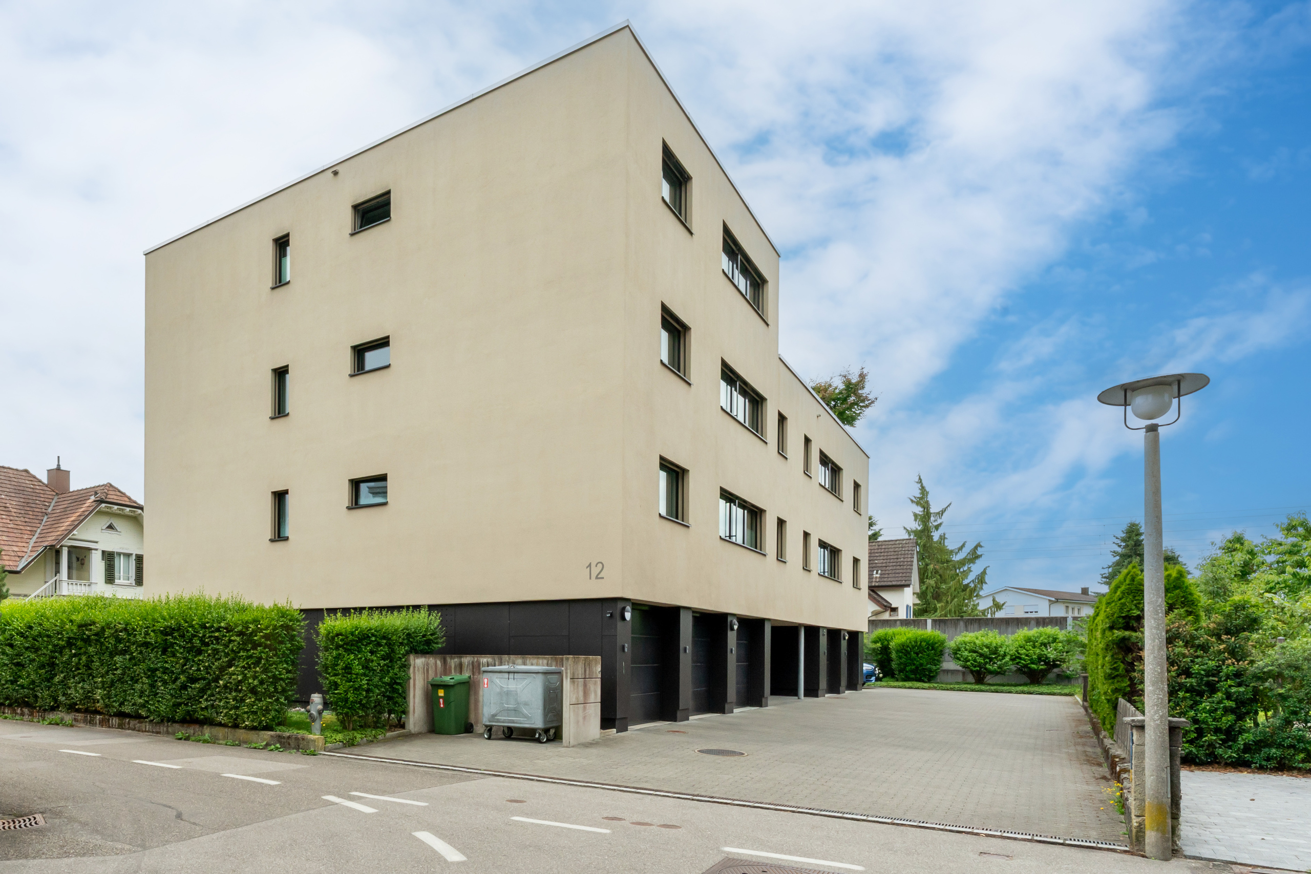 Modernes Mehrfamilienhaus im Außenbereich