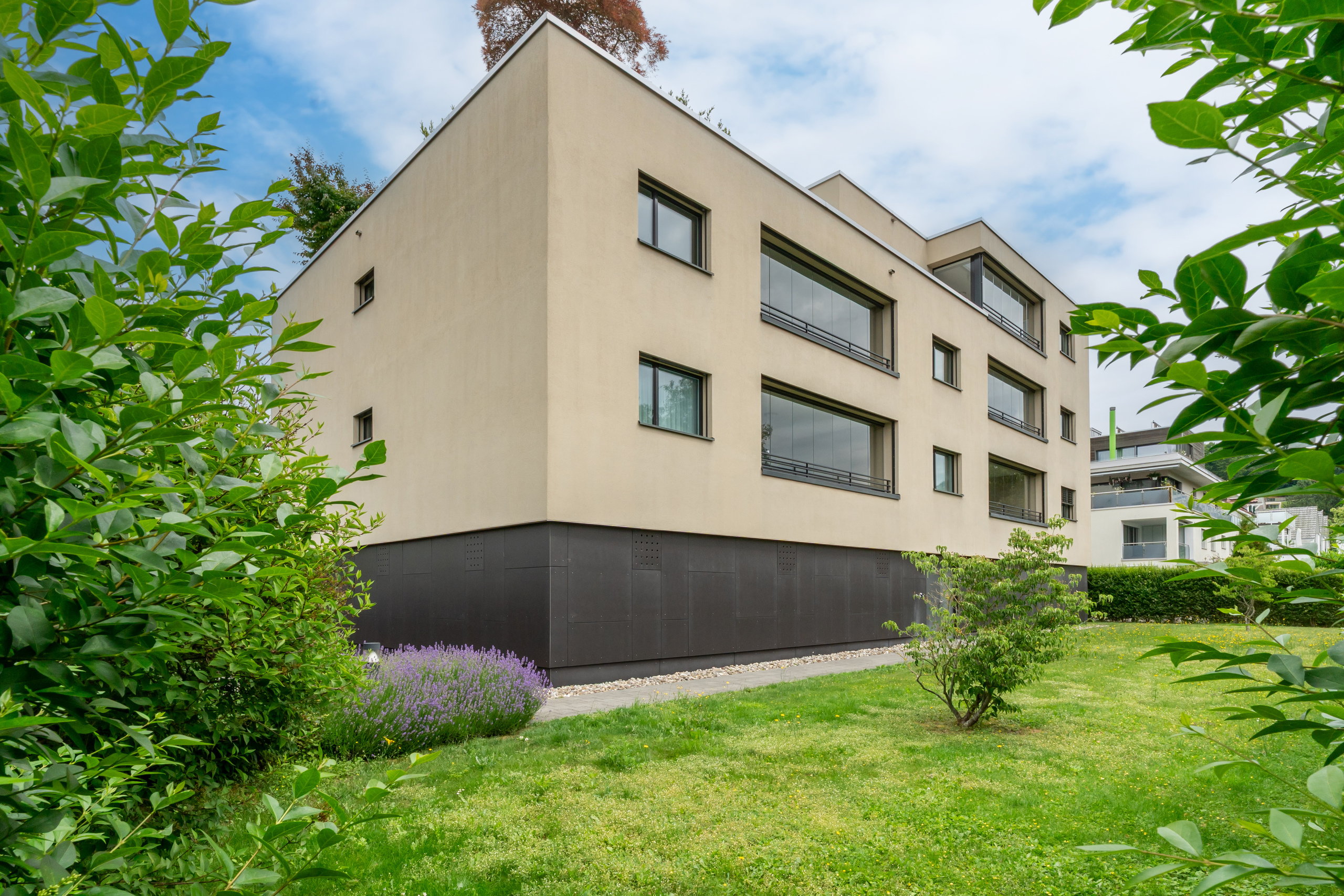 Modernes Mehrfamilienhaus mit Garten