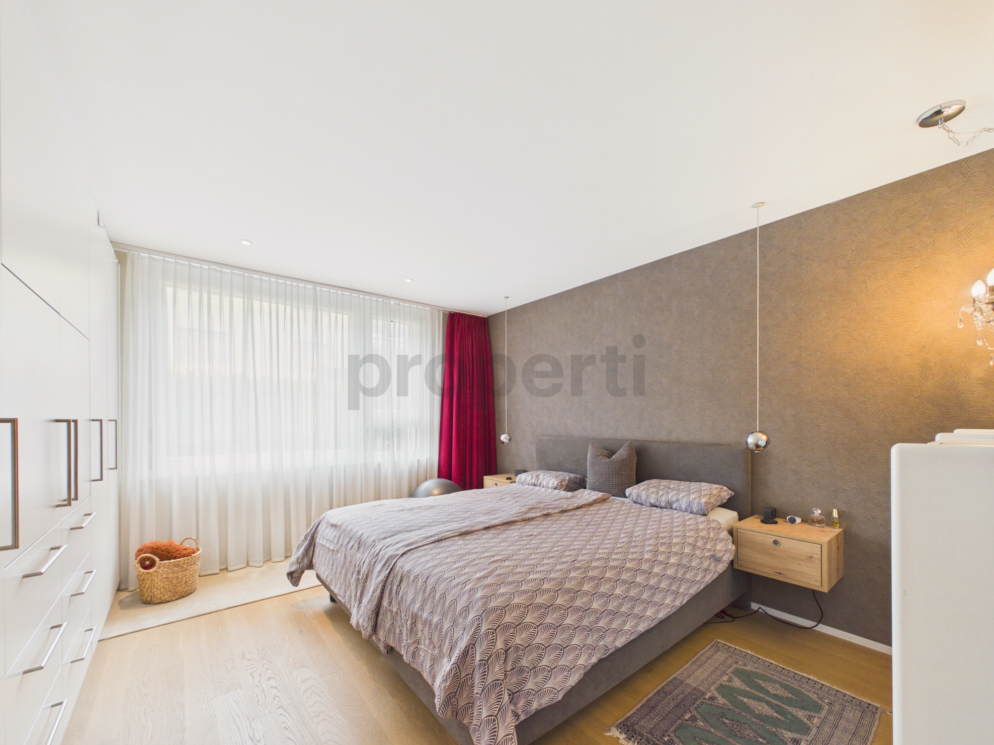 Modernes Schlafzimmer mit großer Fensterfront