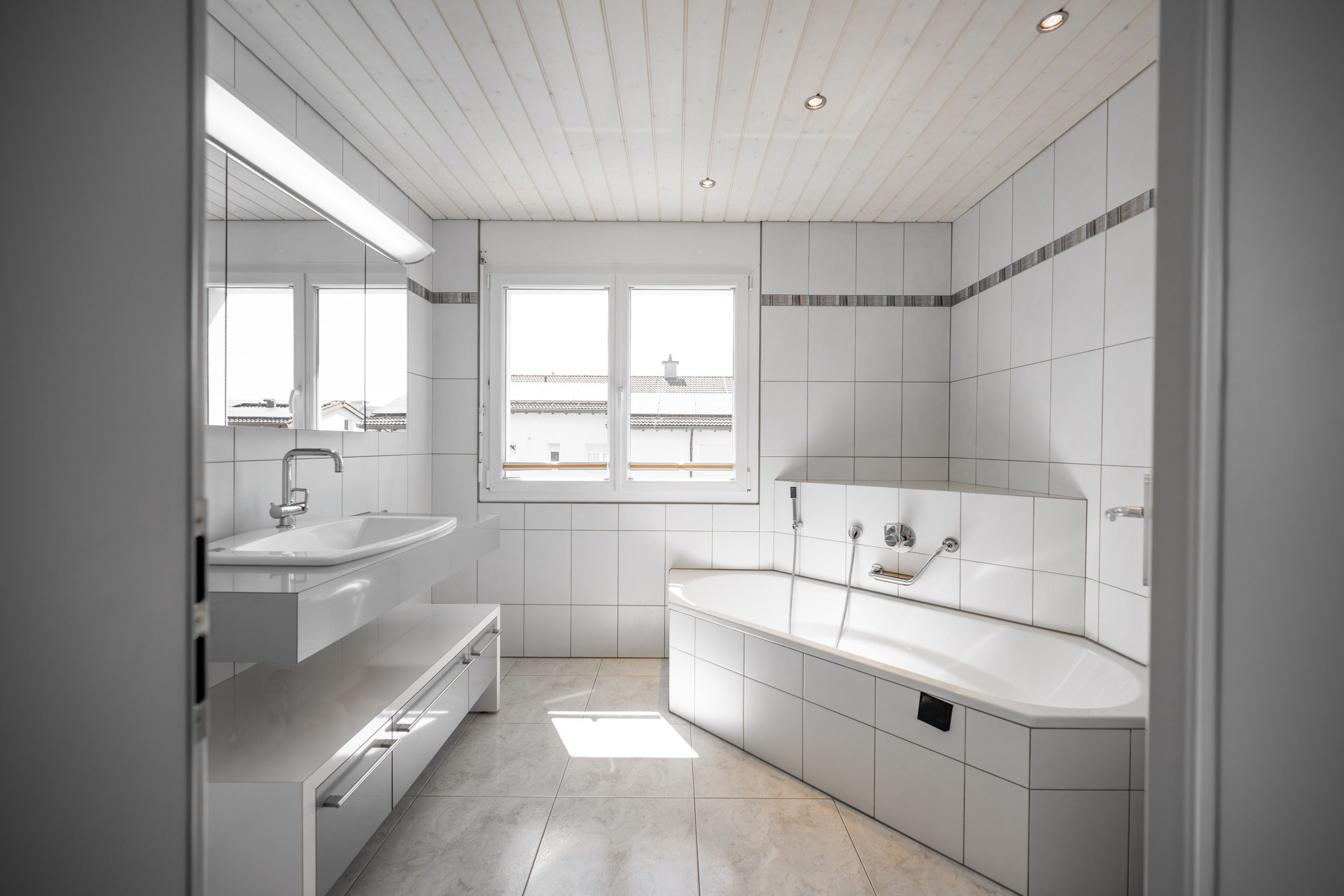 Modernes Badezimmer mit Badewanne und Waschtisch