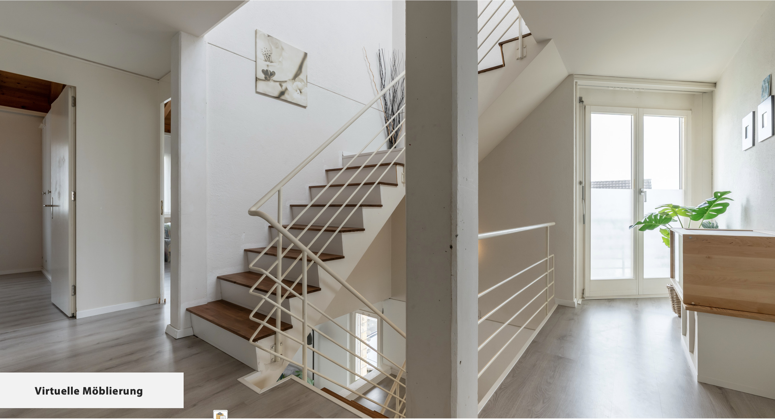Heller Flur mit Treppe und Galerie