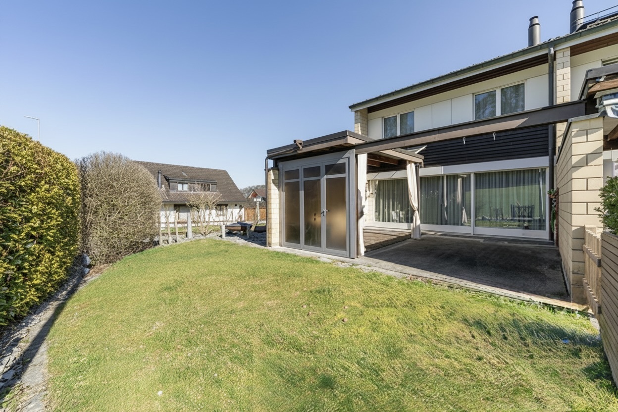 Außenansicht eines Einfamilienhauses mit Garten und Terrassenüberdachung