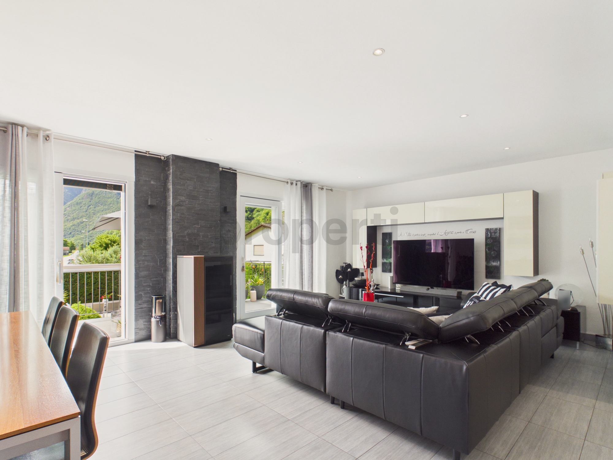 Modernes Wohnzimmer mit Kamin und Bergblick