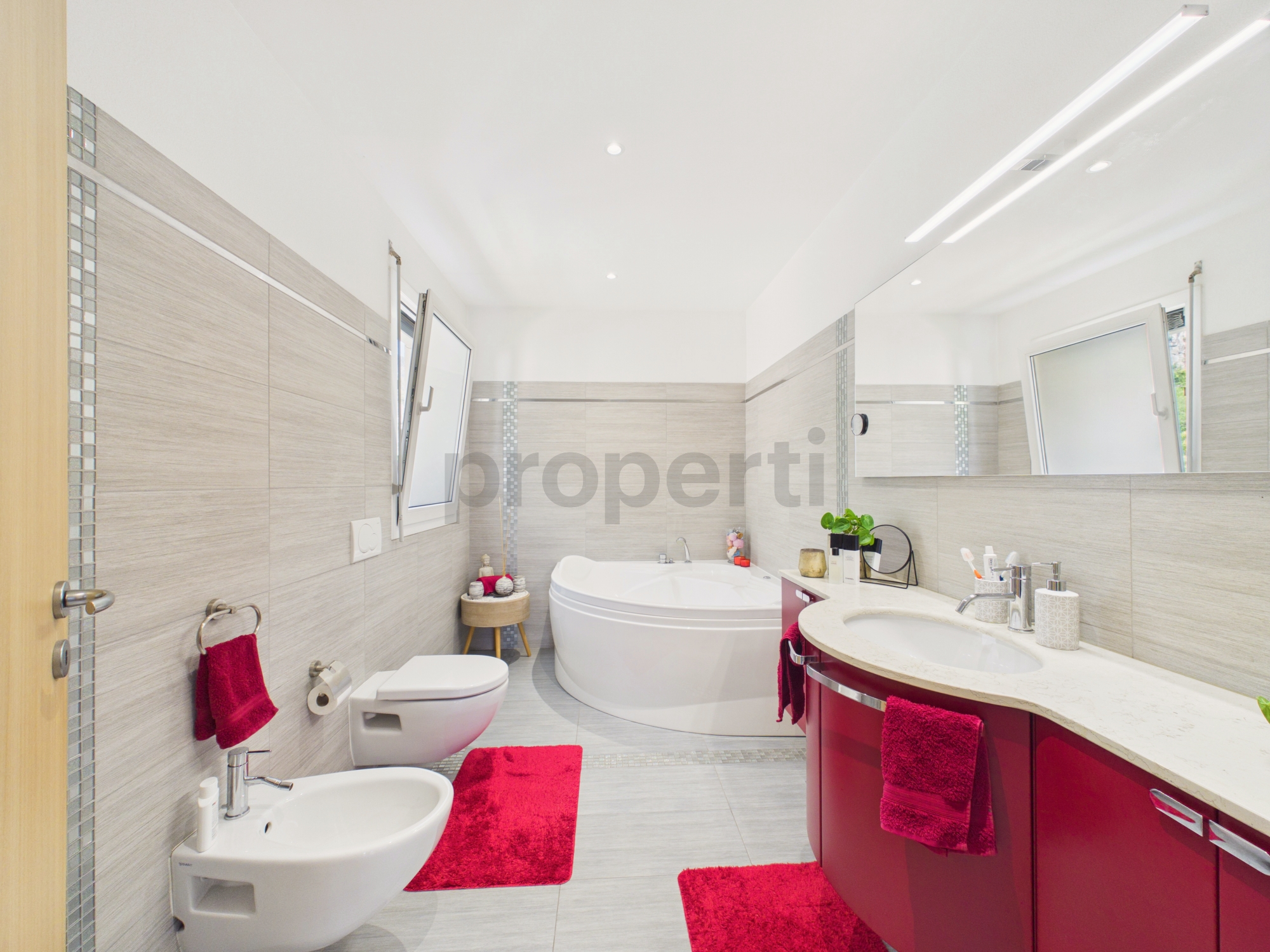 Modernes Badezimmer mit Wanne und Doppelwaschbereich