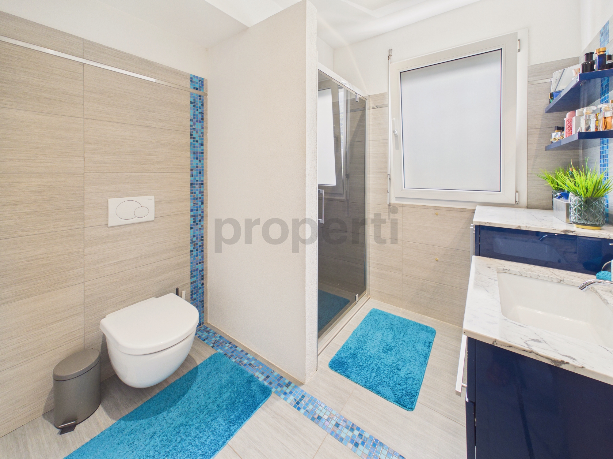 Modernes Badezimmer mit Dusche, WC und Waschplatz