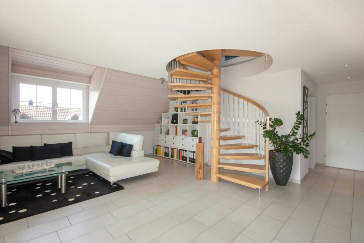 Offener Wohnbereich mit Wendeltreppe
