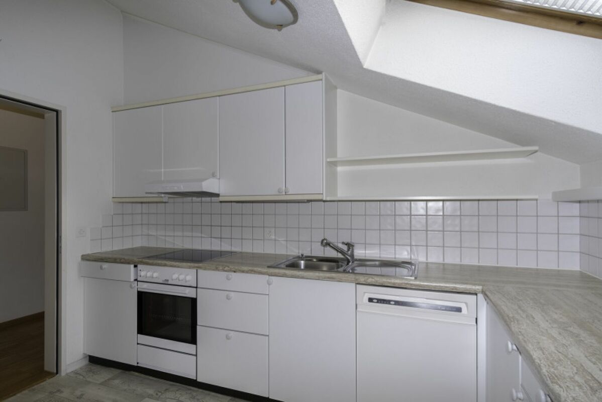 Kleine Dachgeschossküche mit Velux-Fenster