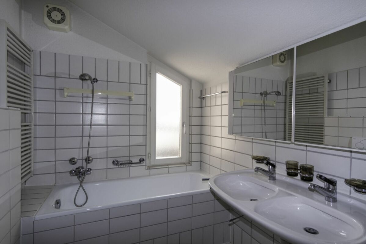 Badezimmer mit Badewanne und Doppelwaschbecken