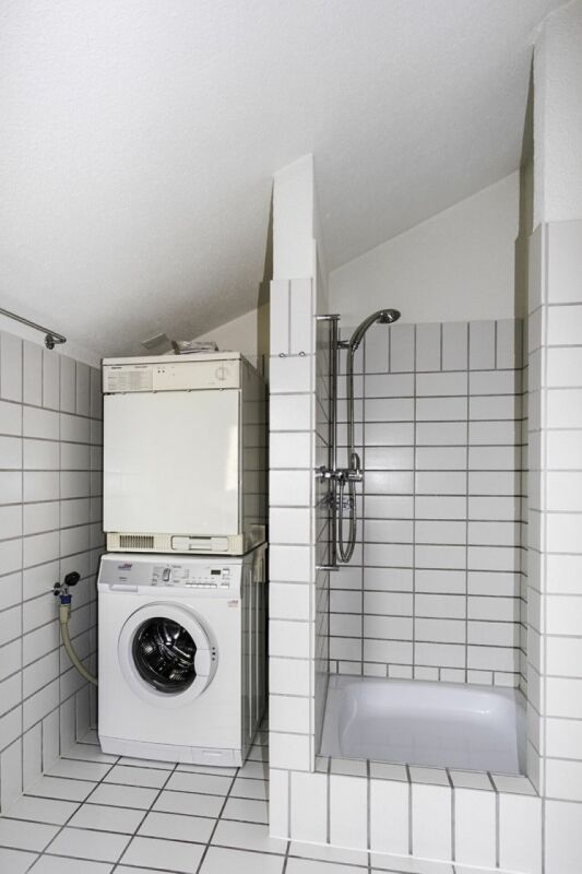 Waschküche mit Dusche im Dachgeschoss