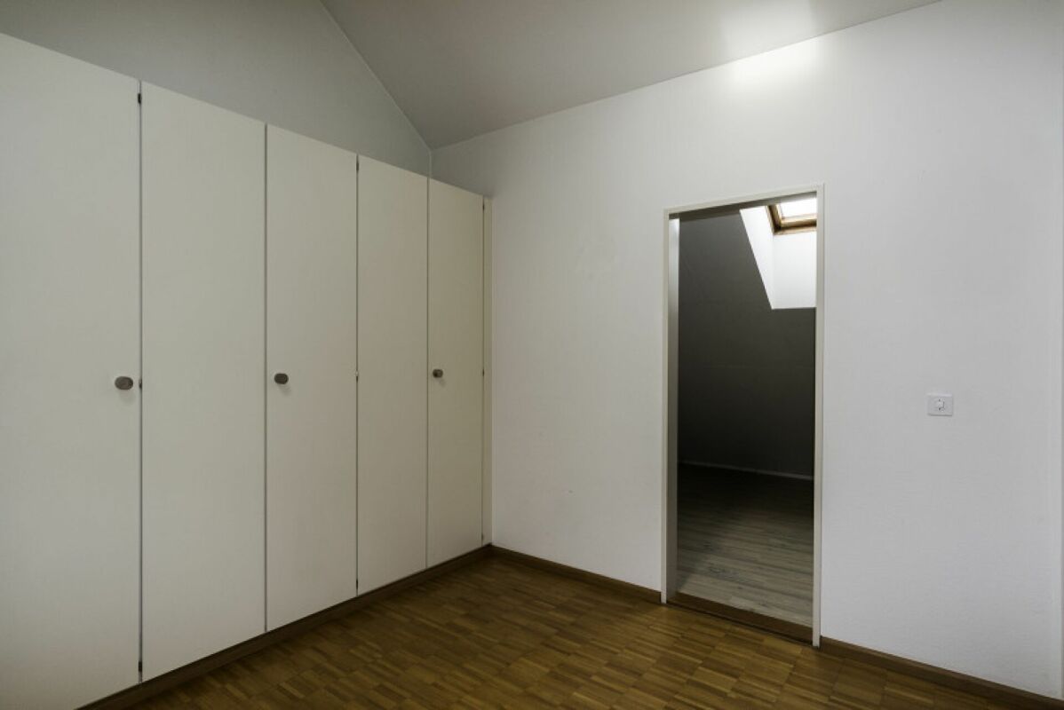 Dachzimmer mit Einbauschränken