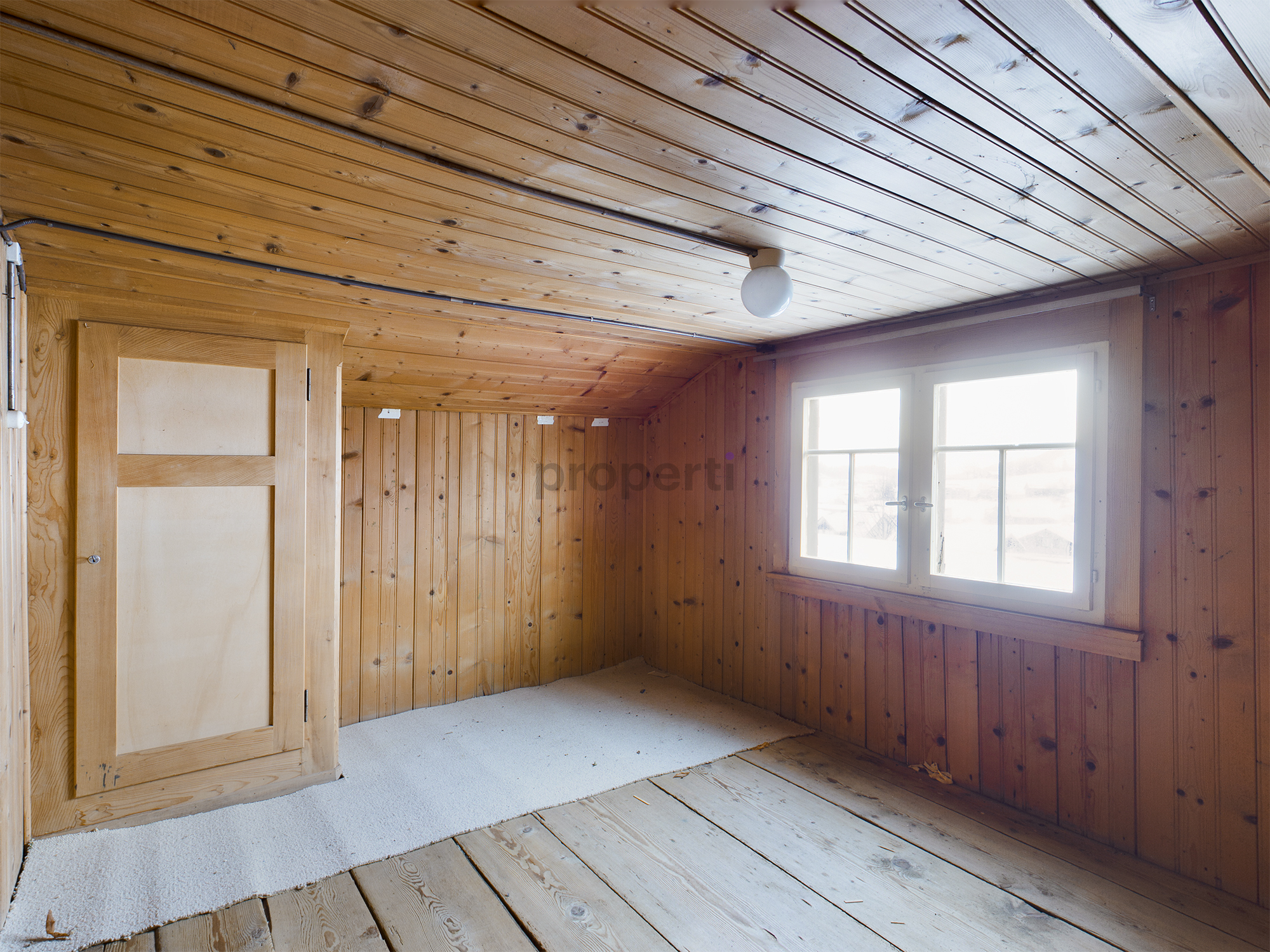 Holzverkleideter Dachraum mit Fenster