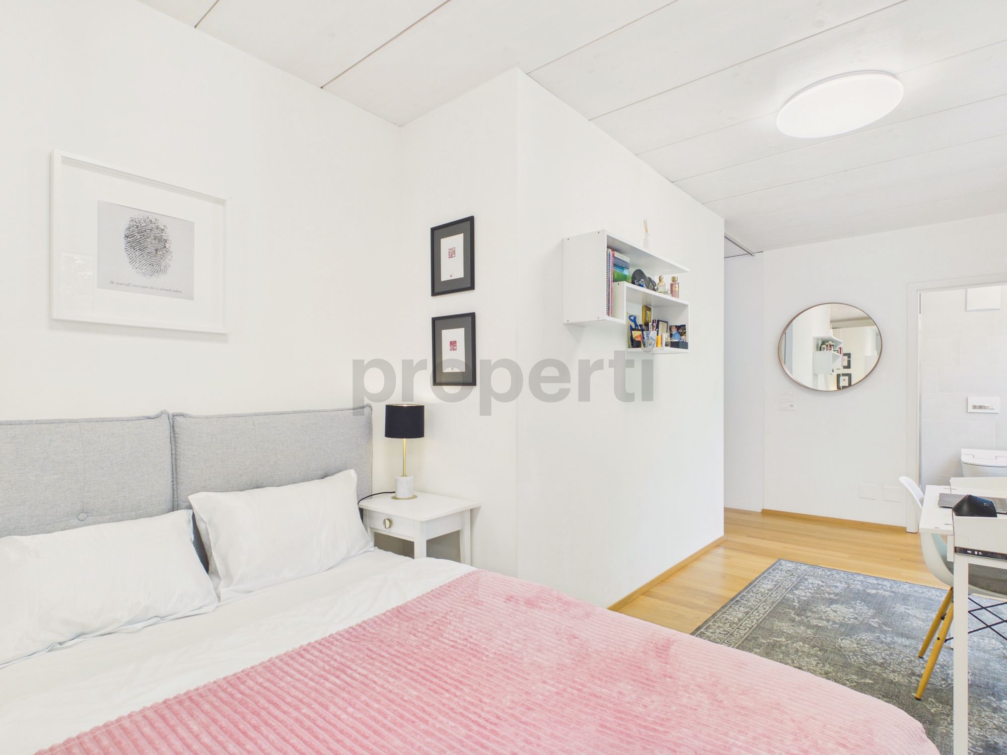 Helles, minimalistisches Schlafzimmer mit Arbeitsplatz