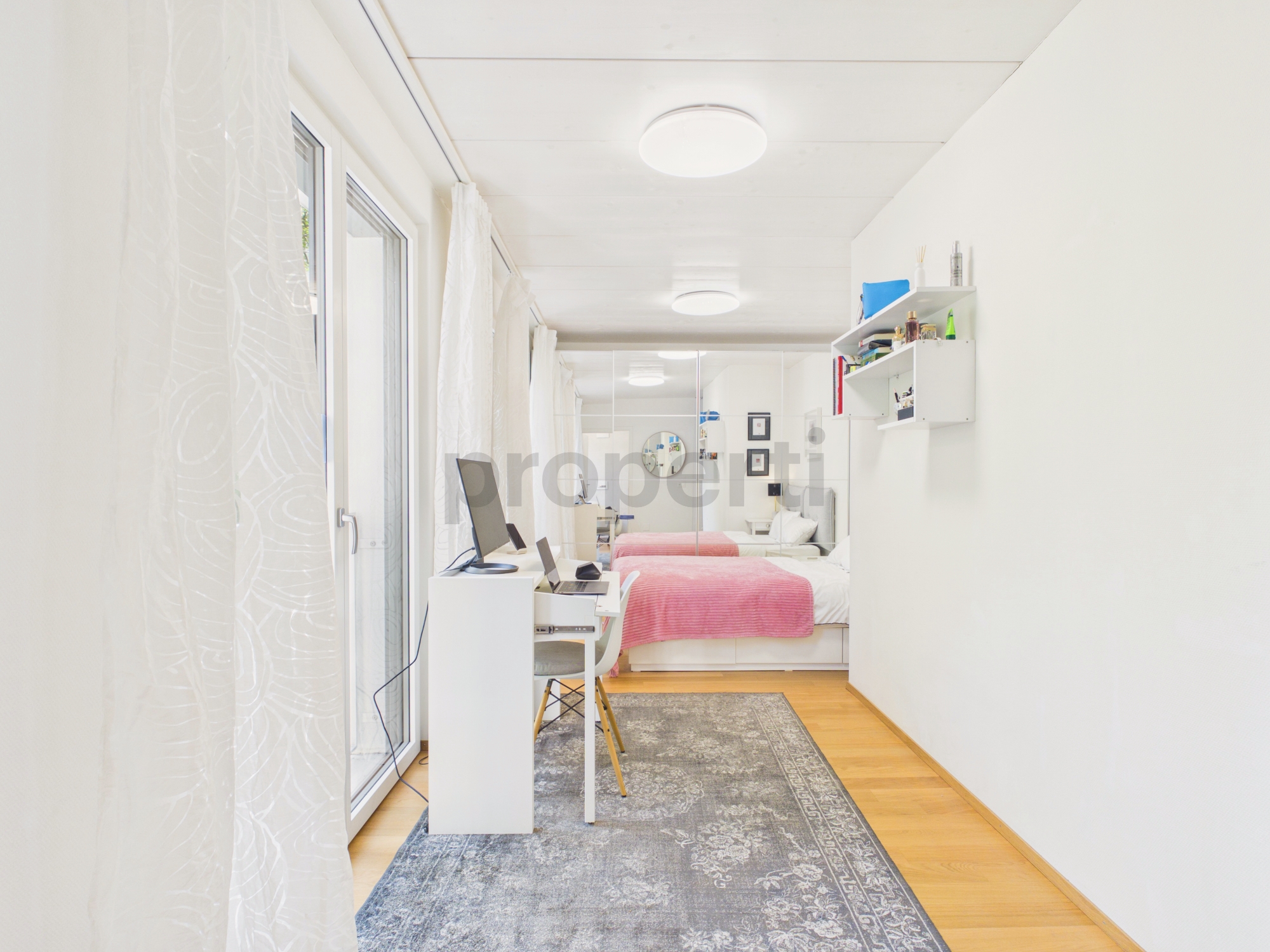 Schmales Schlafzimmer mit Arbeitsbereich