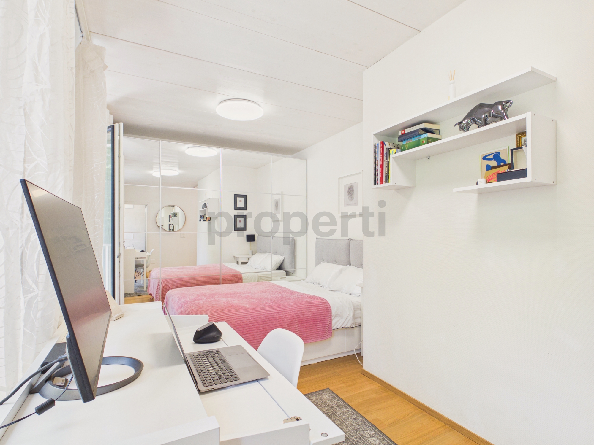 Helles Schlafzimmer mit Arbeitsbereich