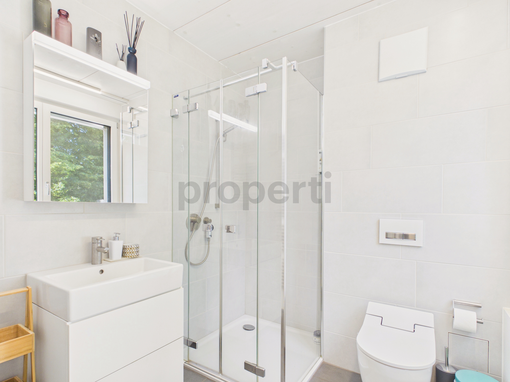 Modernes helles Badezimmer mit Dusche und WC