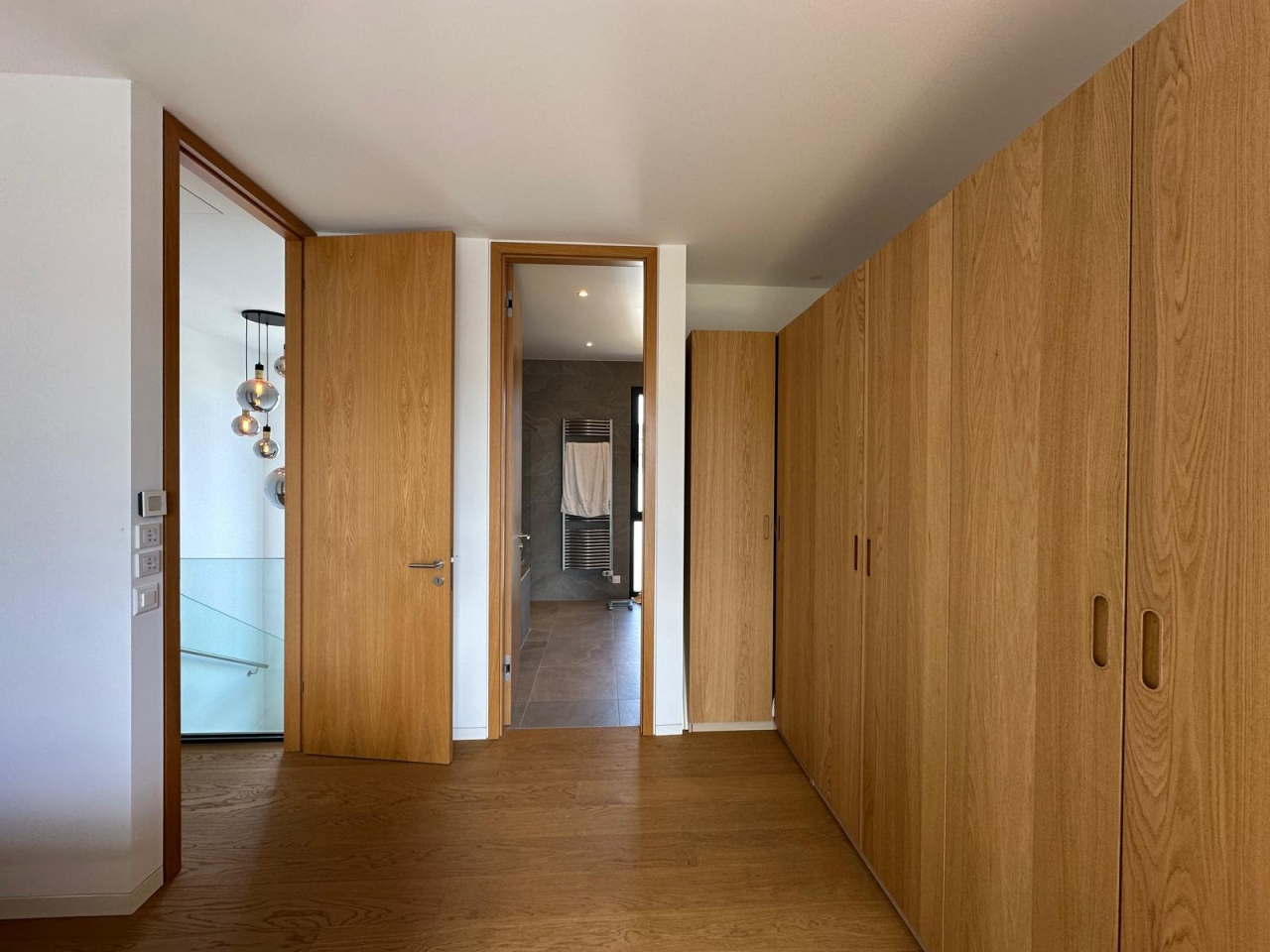 Heller Flur mit Holz-Einbauten